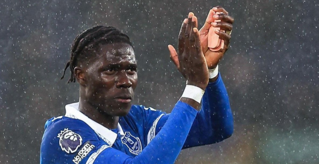 埃弗顿或因奥纳纳转会获分成，维拉面临财务与引援双重挑战