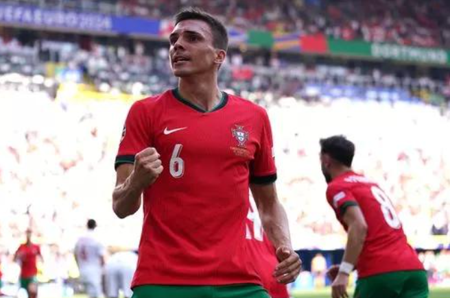 《镜报》：拜仁将帕利尼亚列出售名单，曼联有意但球员留队意愿成阻