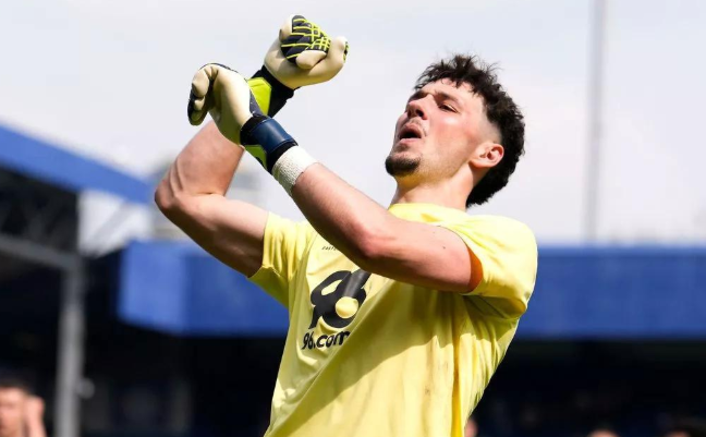 纽卡斯尔联求购特拉福德，转会前景待解