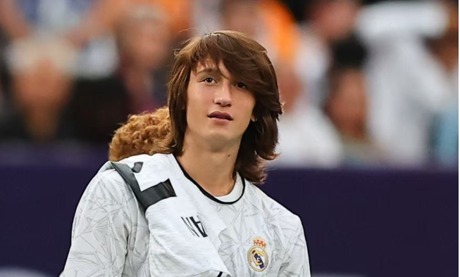 皇马后防新布局：青训小将霍安-马丁内斯崭露头角