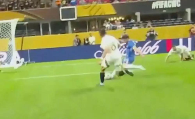 《镜报》：切尔西球迷观内托进球裁判视角后，呼吁英超引入裁判摄像头